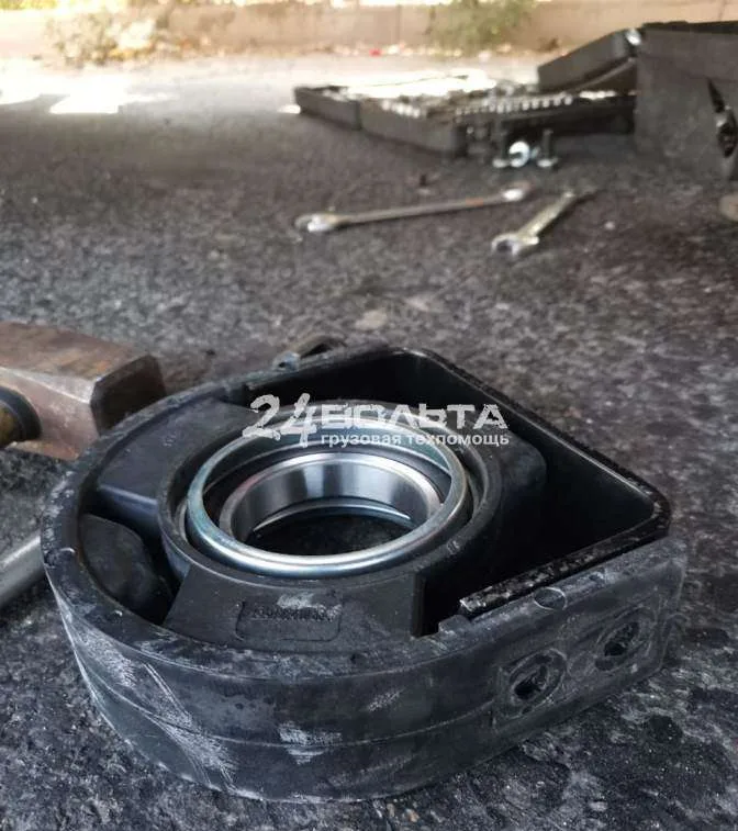 Замена подвесного подшипника на Мерседесе Актрос